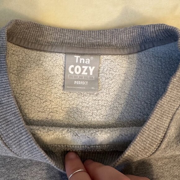 Aritzia TNA Cozy Fleece Perfect Crew Sweatshirt XL (OLD LOGO) - Picture 3 of 7